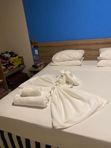 ein Bett mit zwei weißen Handtüchern drauf in der Unterkunft Ondas Praia Resort in Coroa Vermelha