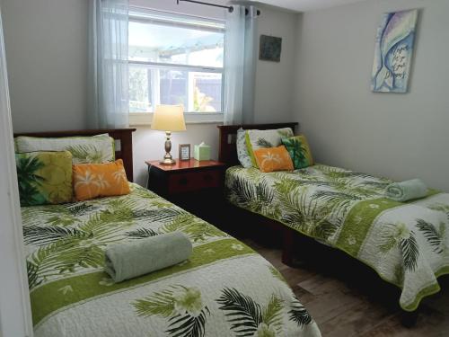 - une chambre avec 2 lits et une fenêtre dans l'établissement Private & Screened in Pool, à Port Richey