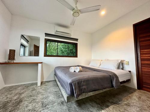 Postel nebo postele na pokoji v ubytování KohTao Studios Sunset
