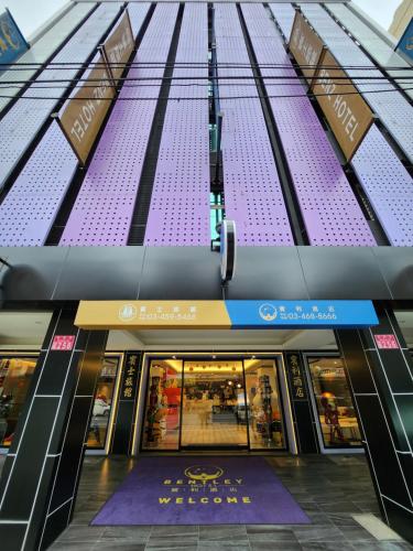 una tienda frente a un edificio con una fachada púrpura en Bentley Hotel en Zhongli