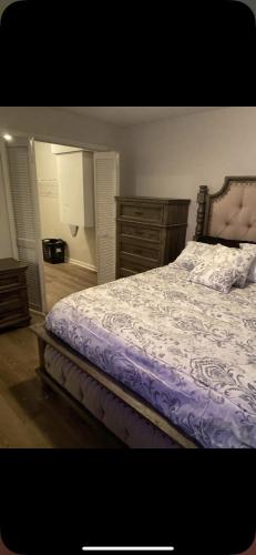 - une chambre avec un lit et une couette violette dans l'établissement Nice and cozy, à Huntsville