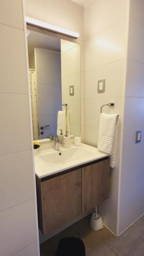 łazienka z umywalką i dużym lustrem w obiekcie Departamento en Antofagasta 1D y 1B Full w mieście Antofagasta