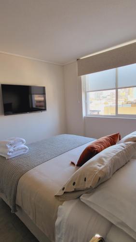 sypialnia z dużym łóżkiem z telewizorem na ścianie w obiekcie Departamento en Antofagasta 1D y 1B Full w mieście Antofagasta