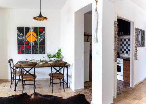 uma cozinha e sala de jantar com mesa e cadeiras em Apartments Castello Risano em Risan