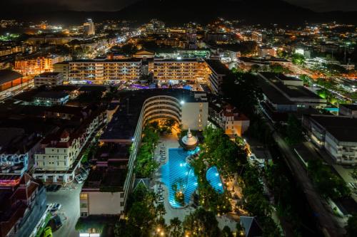 une vue aérienne de nuit sur une ville dans l'établissement The Royal Paradise Hotel & Spa - SHA Extra Plus, à Patong Beach