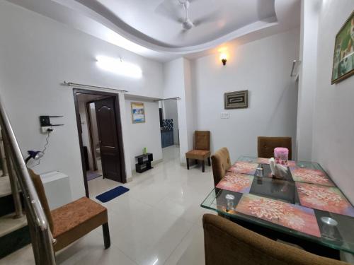 Гостиная зона в Leela Homestay Jabalpur - Lily - 2 BHK Luxury appartment