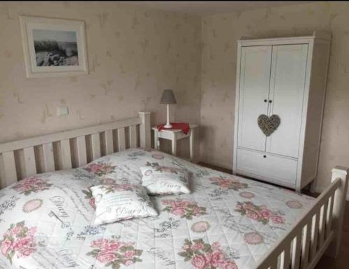 a bedroom with a bed with a floral comforter at Ferienwohnung Nähe Altstadt in Sassnitz