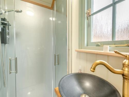 uma casa de banho com um lavatório e um chuveiro em Longwool Lookout em Hemingby