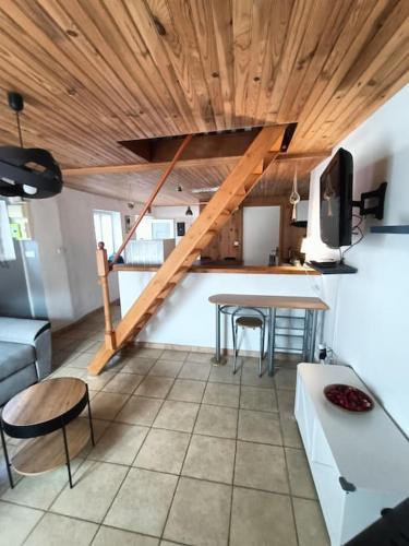 Il dispose d'une cuisine et d'un salon avec un plafond en bois. dans l'établissement La Girouette, à Fumay