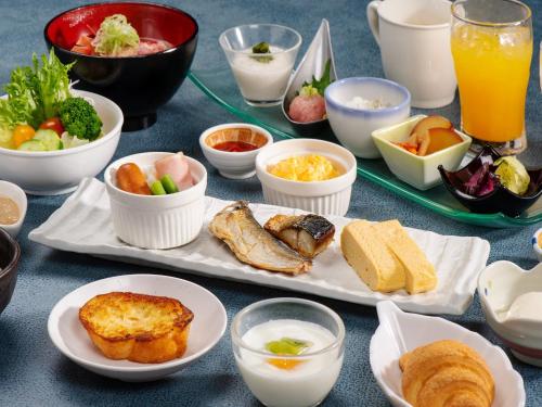 una mesa cubierta con platos de comida y tazones de comida en SPA･RESORT Ryugunotukai / Vacation STAY 64873, en Inatori