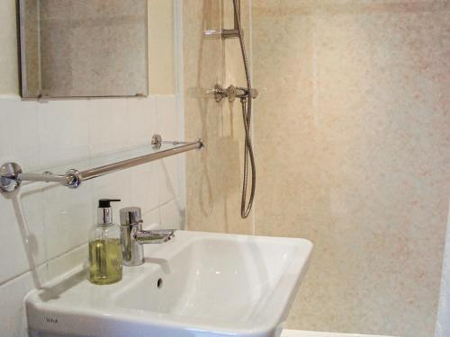 ein weißes Waschbecken im Bad mit Dusche in der Unterkunft The Bothy At Willowbank in Grantown on Spey
