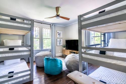 מיטה או מיטות קומותיים בחדר ב-Walk To Restaurants &coffee - Amazing Location