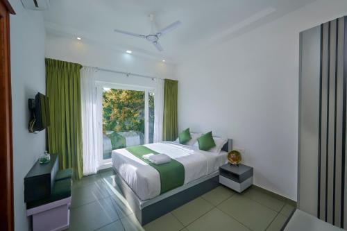 Una cama o camas en una habitación de The Elms Thekkady