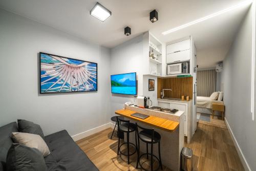 mały apartament z kuchnią i salonem w obiekcie Studio247 Experience by Haven w mieście Brasília