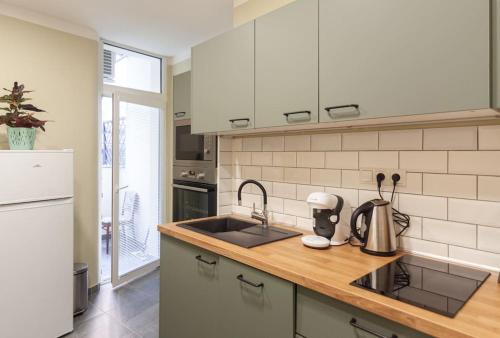 una cucina con lavandino e piano di lavoro di Vysoká Apartman EMF/STP a Bratislava