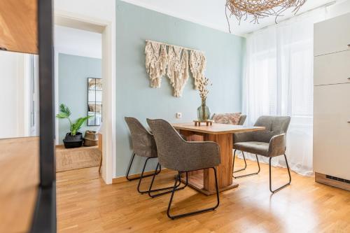 a dining room with a table and chairs at revLIVING Forest Hill Residence Krems-Stein inklusive Parkplatz in Krems an der Donau