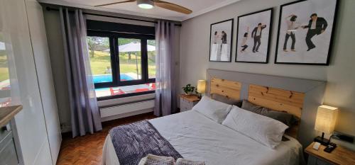 a bedroom with a bed and a window at El Pastizal de Gijón con Finca, BBQ, FKK y Piscina Privada in La Pedrera