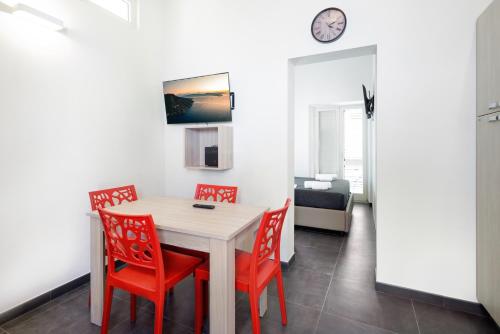墨西拿的住宿－Aparthotel Ganzirri Messina，厨房以及带桌椅的用餐室。