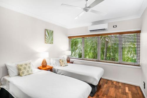 Tempat tidur dalam kamar di Belle Escapes Poolview Suite 55 Alamanda Resort Palm Cove