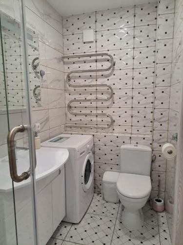 W łazience znajduje się toaleta, umywalka i pralka. w obiekcie Trumpalaikė apartamentų nuoma centre (Vytauto g.) w Szawlach