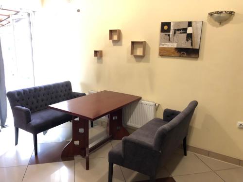 een wachtkamer met een tafel en twee stoelen bij Easy Hostel in Tsjernivsi