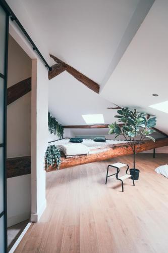 une chambre avec un grand lit en bois dans une pièce dans l'établissement L'Amazonien - Baby-foot et filet de détente !, à Nîmes