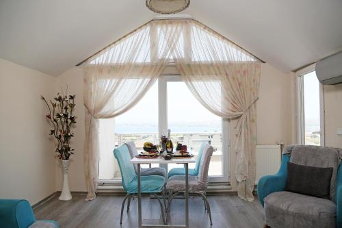 布呂捷梅傑的住宿－Memory Suites，一间带桌椅和窗户的用餐室