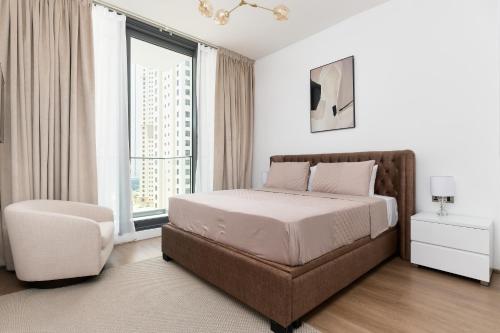 um quarto com uma cama e uma grande janela em New apt in Dubai Marina with balcony and sea view em Dubai