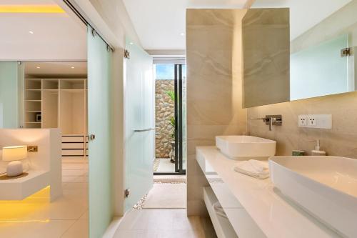 Baño con 2 lavabos y espejo en Villa Mandra - Beautiful 4 Bedroom Luxury Pool Villa KBR2 en Koh Samui