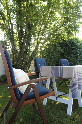 Tres sillas y una mesa con una manta. en MAGNIFICA CASA DE CAMPO , CERCA DE LA PLAYA - Villa Quintueles en Cazamular