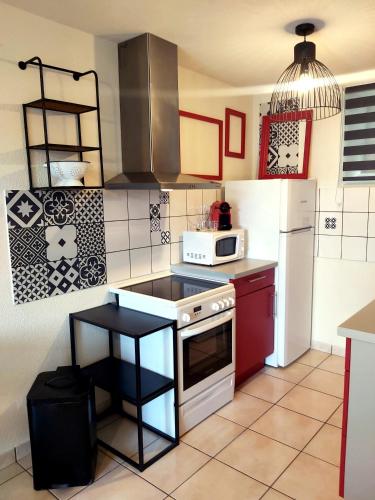 Η κουζίνα ή μικρή κουζίνα στο APPART HOTEL Place des Jolis Rêves