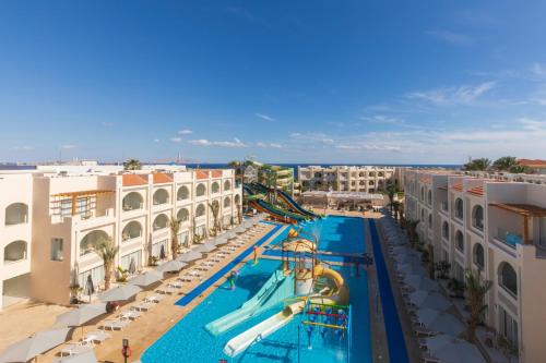 une image d'un toboggan dans un complexe dans l'établissement Sunrise Montemare Resort -Grand Select, à Charm el-Cheikh