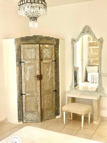 a room with an old door and a mirror at MAREULIVI in Ostuni