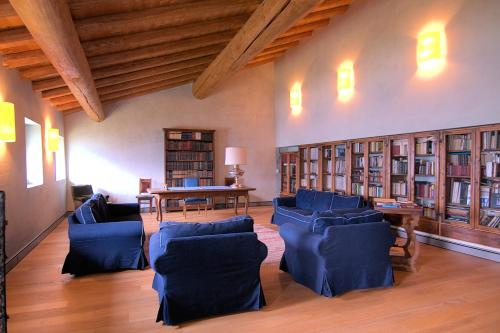 biblioteca con sedie blu, tavolo e libri di Palazzo Juvalta a Teglio