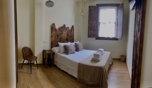 een slaapkamer met een bed en een raam bij PENSION SOBRADO in Porta