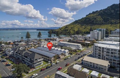 une vue aérienne d'une ville avec un panneau d'arrêt dans l'établissement Ultimate Location Luxury Retreat - 2 bedrooms 2 bathrooms, à Mount Maunganui