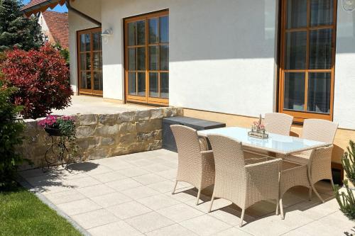 patio ze stołem i krzesłami na dziedzińcu w obiekcie Ferienwohnung Am Berg w mieście Pinzberg