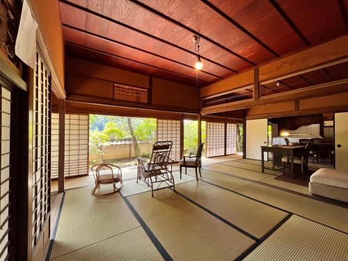 sala de estar amplia con mesa y sillas en Guest House Shimoze Agematsu, en Iida