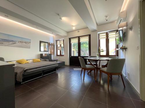 um quarto com uma cama, uma mesa e cadeiras em Kotor Center W em Kotor