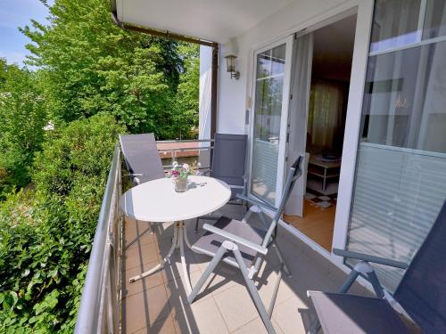 een balkon met een witte tafel en stoelen erop bij Strandwohnungen Sellin - WG06 mit 2 Balkonen in Ostseebad Sellin