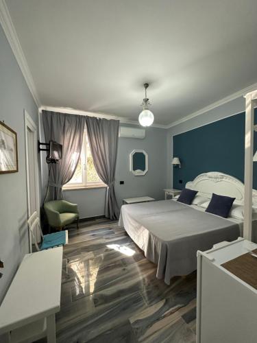 sypialnia z łóżkiem, krzesłem i oknem w obiekcie B&B Ponza Suite w mieście Ponza