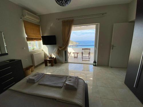 1 dormitorio con cama y vistas al océano en Villa Kapsali, en Citera