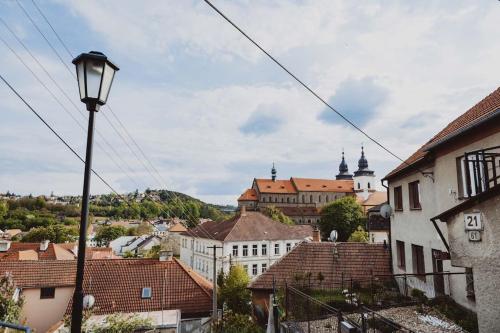 uma vista para uma cidade com edifícios e uma luz de rua em Podklášterský domek em Trebic