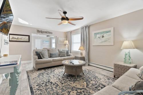 Χώρος καθιστικού στο 33rd Unit 1 Beachbound Parking 2 Blocks to the Beach