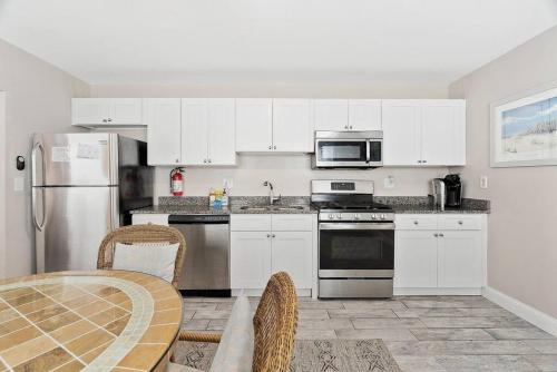 Η κουζίνα ή μικρή κουζίνα στο 33rd Unit 1 Beachbound Parking 2 Blocks to the Beach