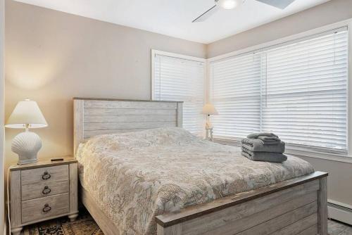 ein Schlafzimmer mit einem Bett und einem Fenster in der Unterkunft 33rd Unit 2 Catch some rays Parking Beach 2 Blocks Away in Brigantine