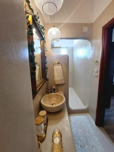Ένα μπάνιο στο Cherry's apartment