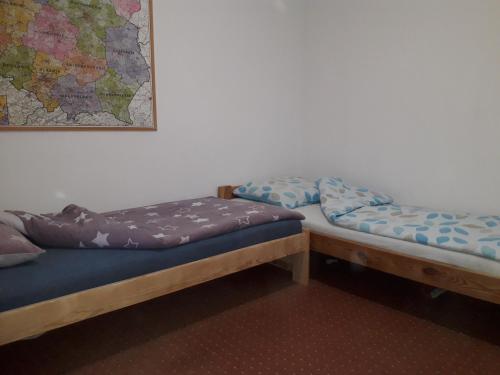 Postel nebo postele na pokoji v ubytování Dworek Cicha Noc