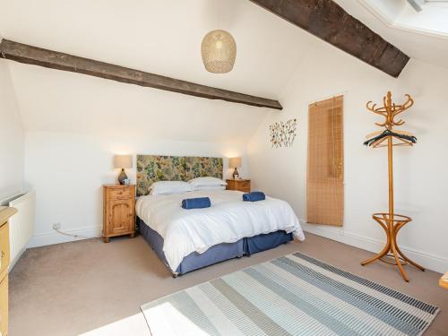 een slaapkamer met een groot bed in een kamer bij Haytongate Barn in Walton