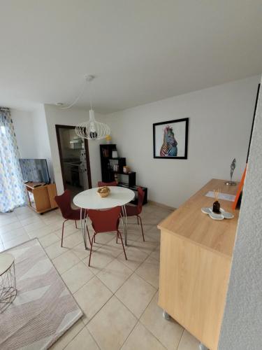 聖露西亞迪莫耶尼的住宿－Appartement T2 Bord de Mer - Maria Beach，厨房以及带桌椅的起居室。
